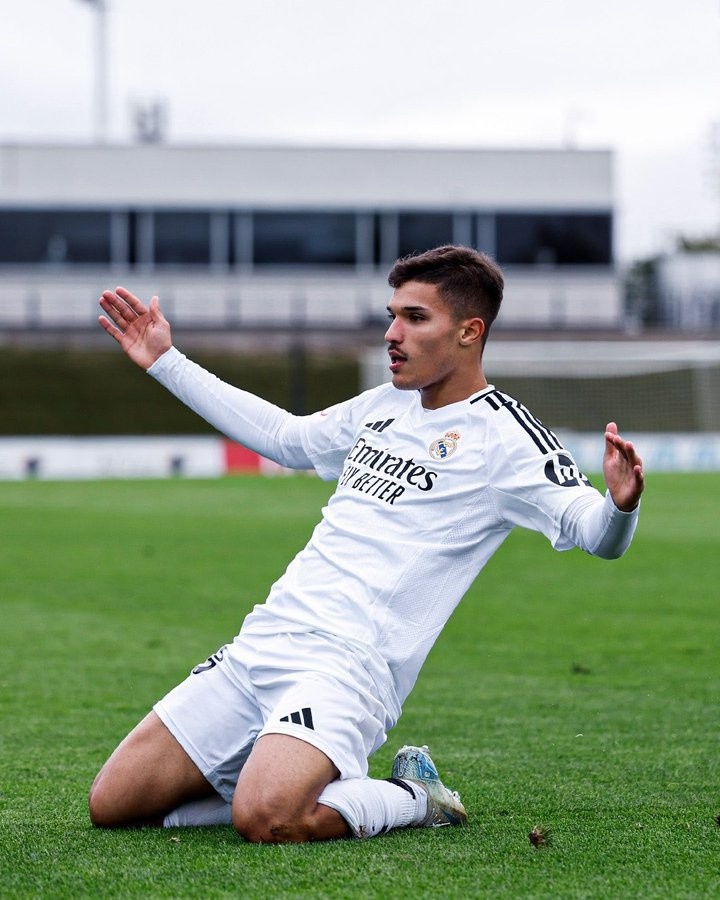 记者：阿拉维斯寻找左后卫，相中皇马19岁青训球员恩里克斯