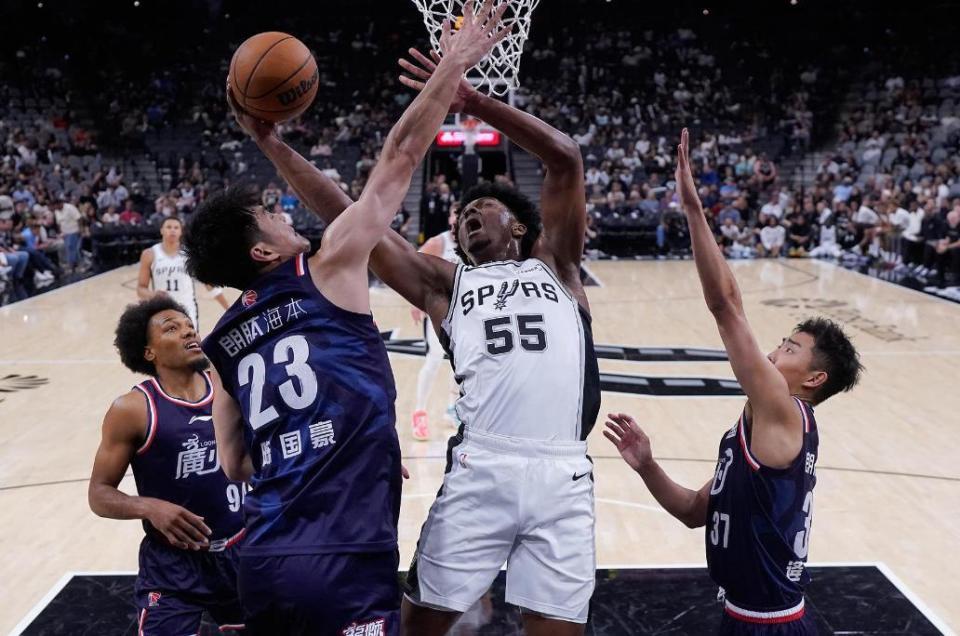 陈国豪NBA季前赛14分3篮板，广东队换
