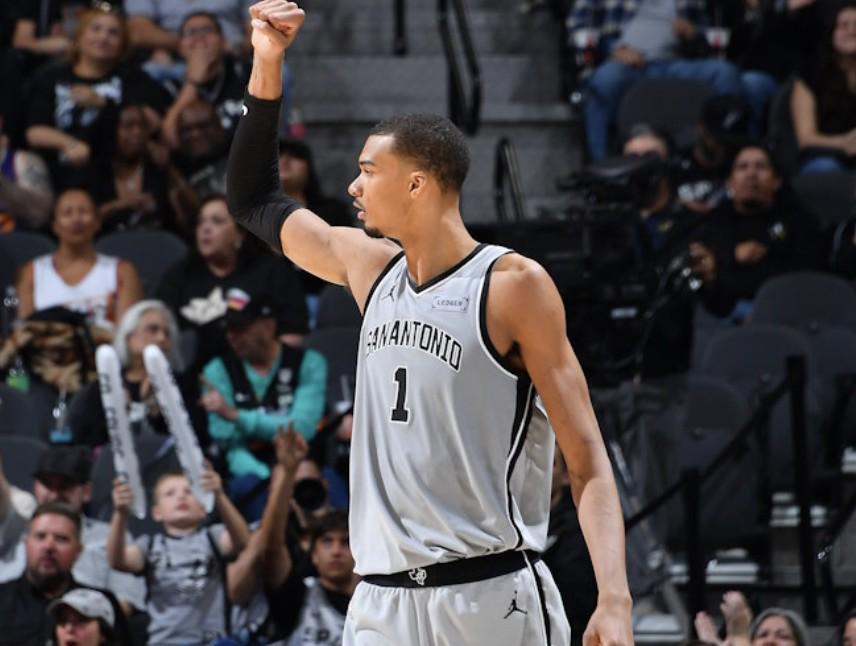 文班谈绝杀：感觉非常刺激，季后赛来临这也是一次很好的考验