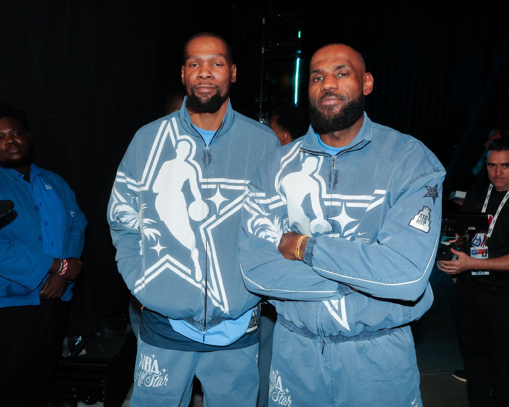 合砍27+10+7！这或是詹杜库最后的合体，老詹祝中国球迷新年快乐