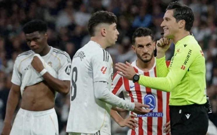 宿敌重逢再引风波：巴尔韦德背后犯规被罚下，伯纳乌愤怒