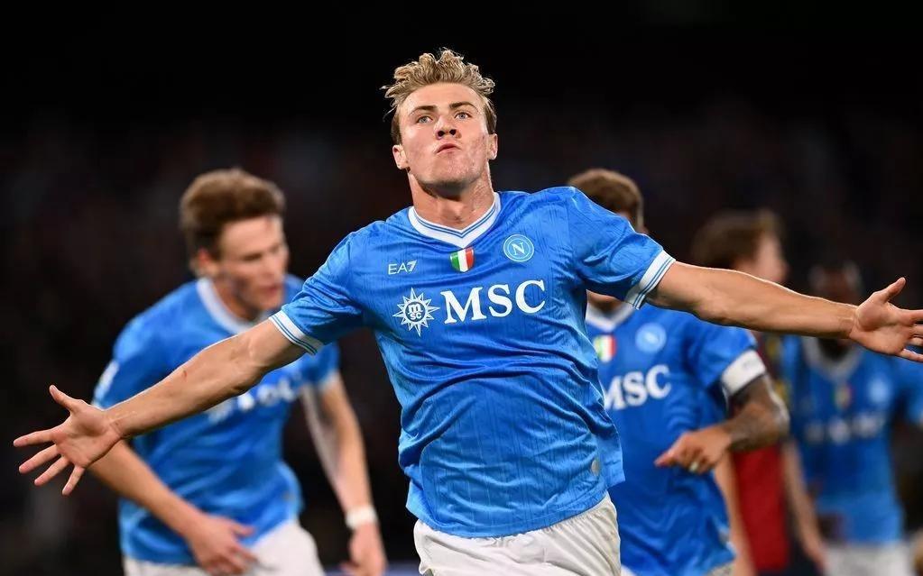 记者：那不勒斯迫切希望买断霍伊伦，曼联已经表示愿意谈