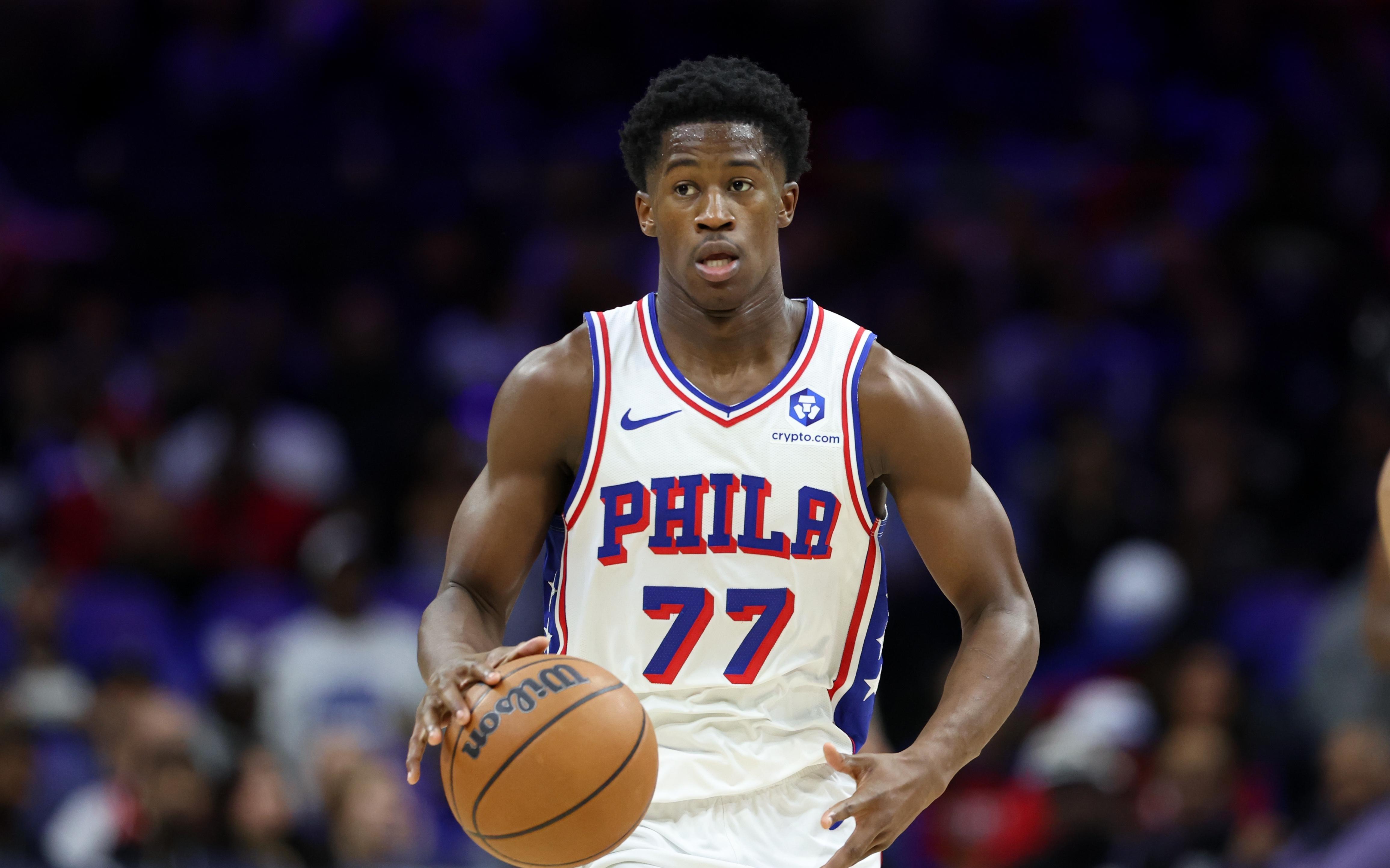 生涯前5战场均20+5+5的球员：埃奇库