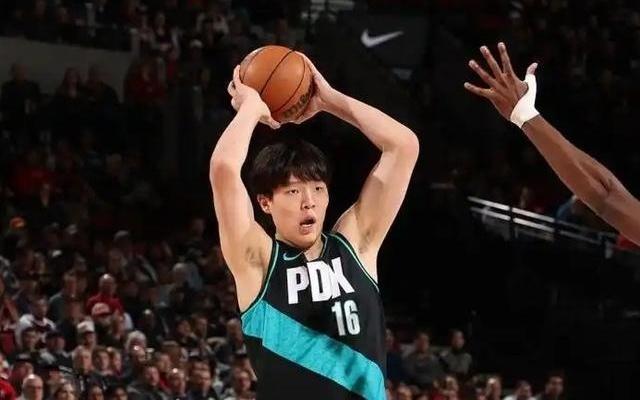 NBA杨瀚森客战雷霆8分入账命中第一个三分球