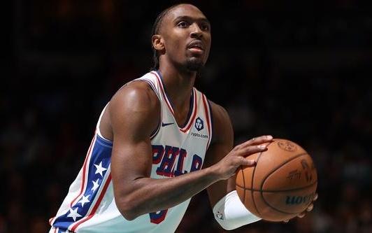 马克西34+8+10埃奇库姆23+576人客胜轻取独行侠