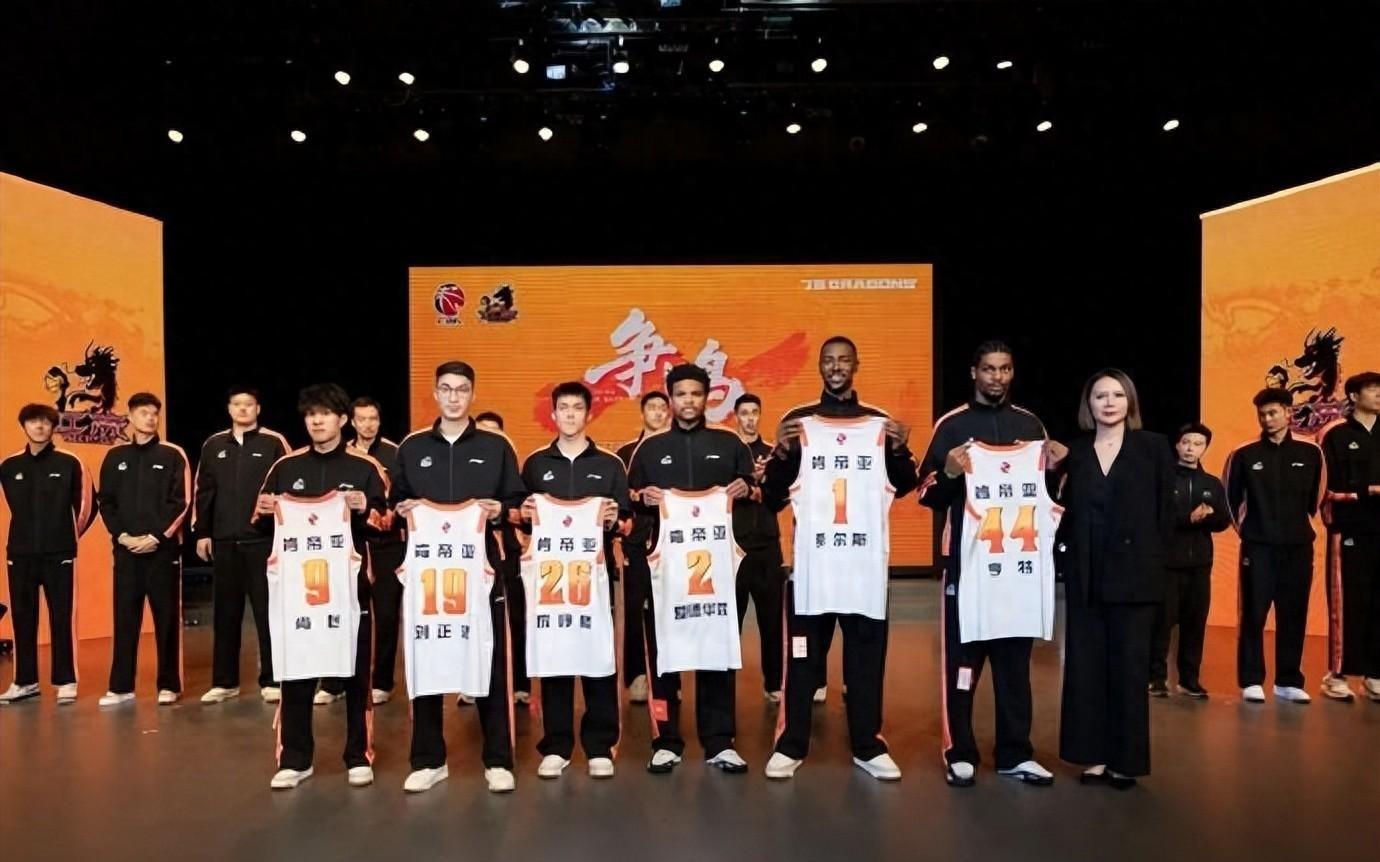 不摆烂了！CBA鱼腩球队怕被降级，大手笔投入冲击季后赛