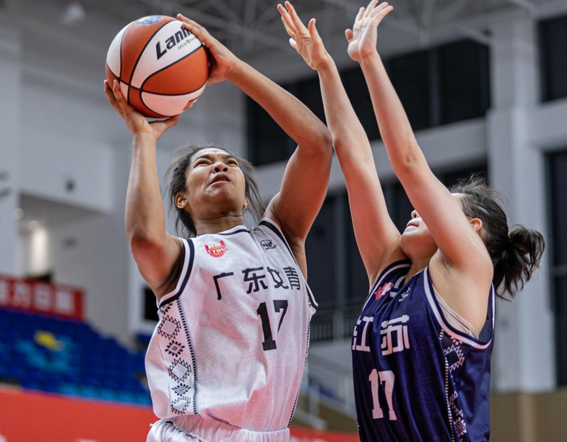 轰28+8!中国女篮17岁1米85混血新星崛起:全运会挑战2米26张子宇