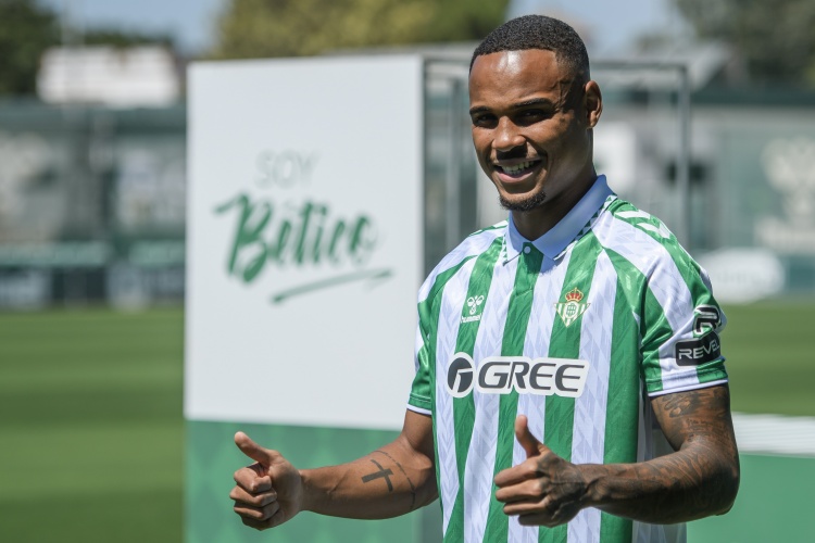 记者：贝蒂斯将以800万欧价格买断24岁中卫纳坦