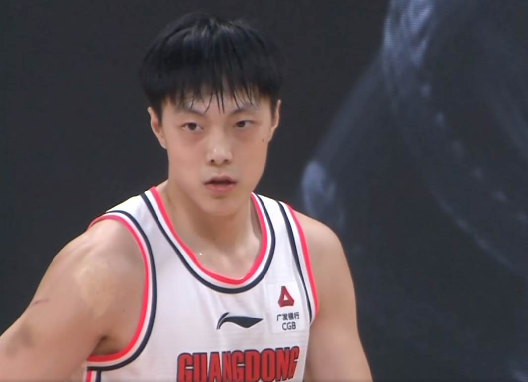 广东队600万顶薪先生!7中0得2分,球迷:分300万给徐杰