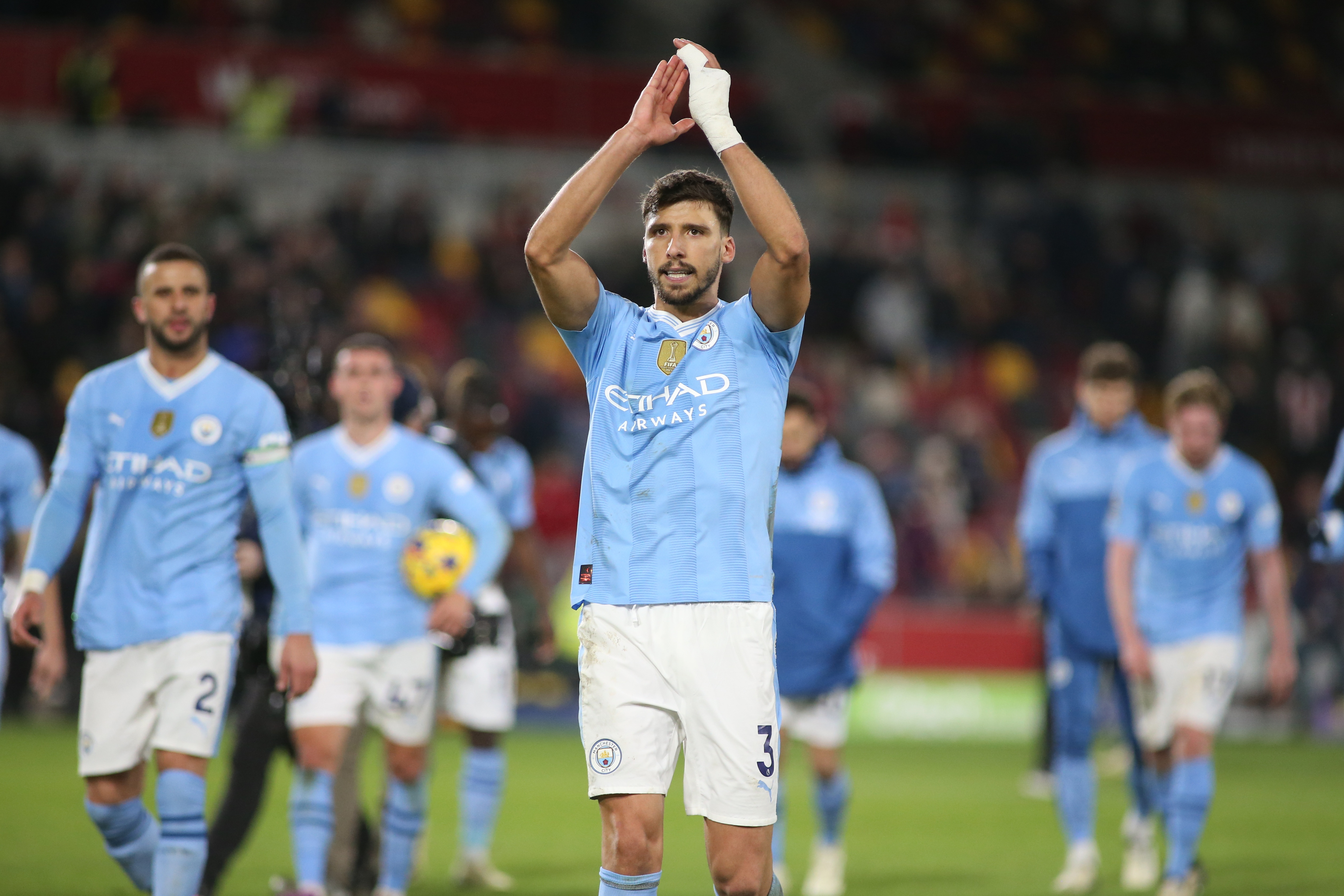 官方：曼城球员鲁本迪亚斯和女队球员托马斯荣获PFA社区冠军奖