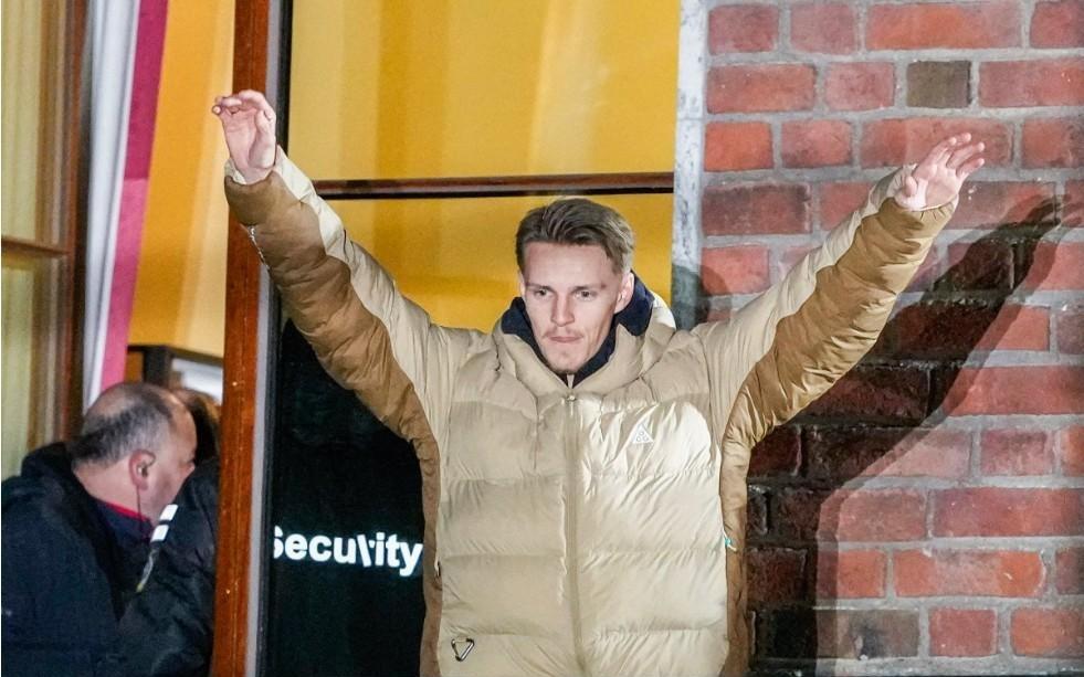 火爆！4.5万挪威球迷聚集与球队一起