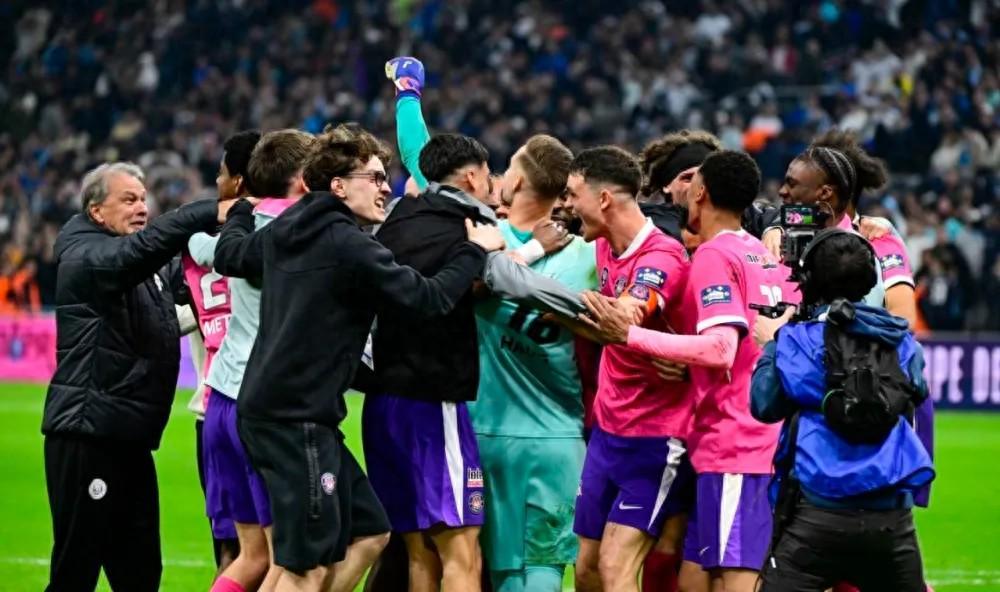 足坛一夜疯狂！多场爆冷+绝杀，四大赛事剧情拉满谁能想到