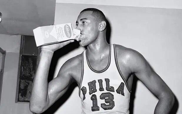 媒体评NBA历史20大球星，乔丹拉塞尔