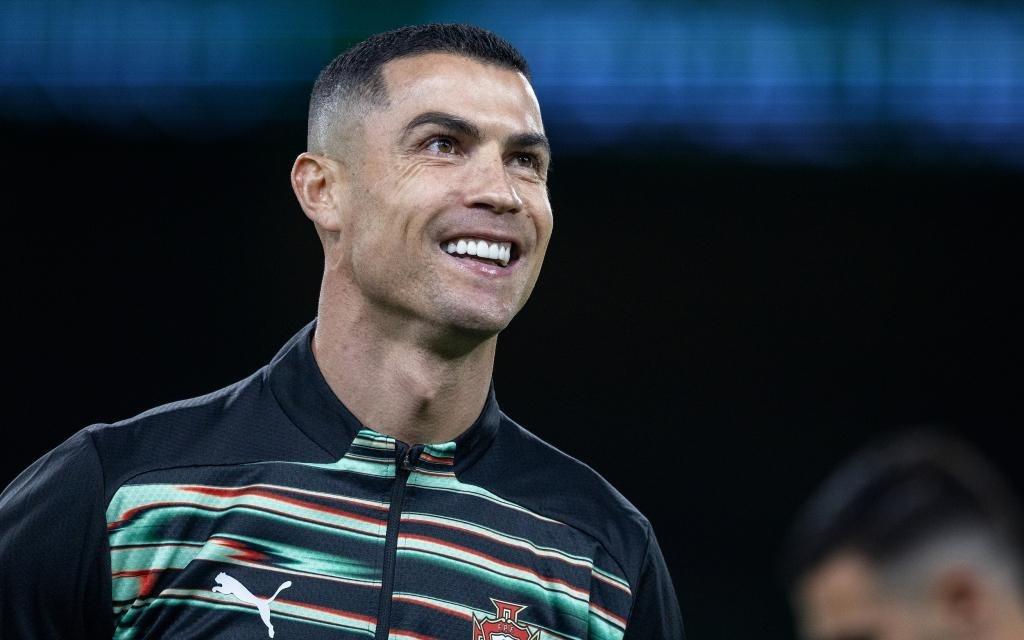 体坛联播切尔西三球完胜十人巴萨，世界杯抽签分档出炉