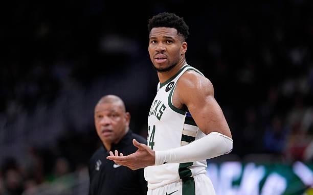 Shams：字母对雄鹿要求他赛季报销的决定感到不满，双方再起分歧