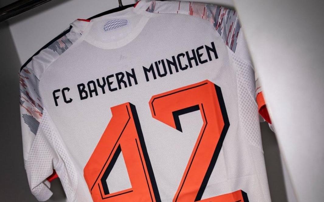 17岁210天，卡尔成为拜仁队史德甲首发第二年轻球员