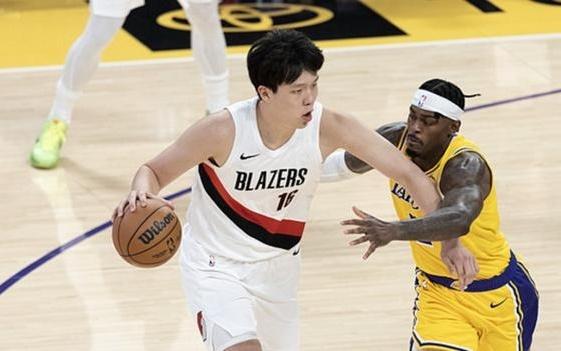 杨瀚森场均仅5.8分钟得1.8分，开拓者主帅：首个NBA赛季，他需要保持耐心