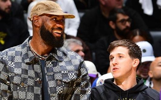 曝詹姆斯已被批准进行对抗性训练12