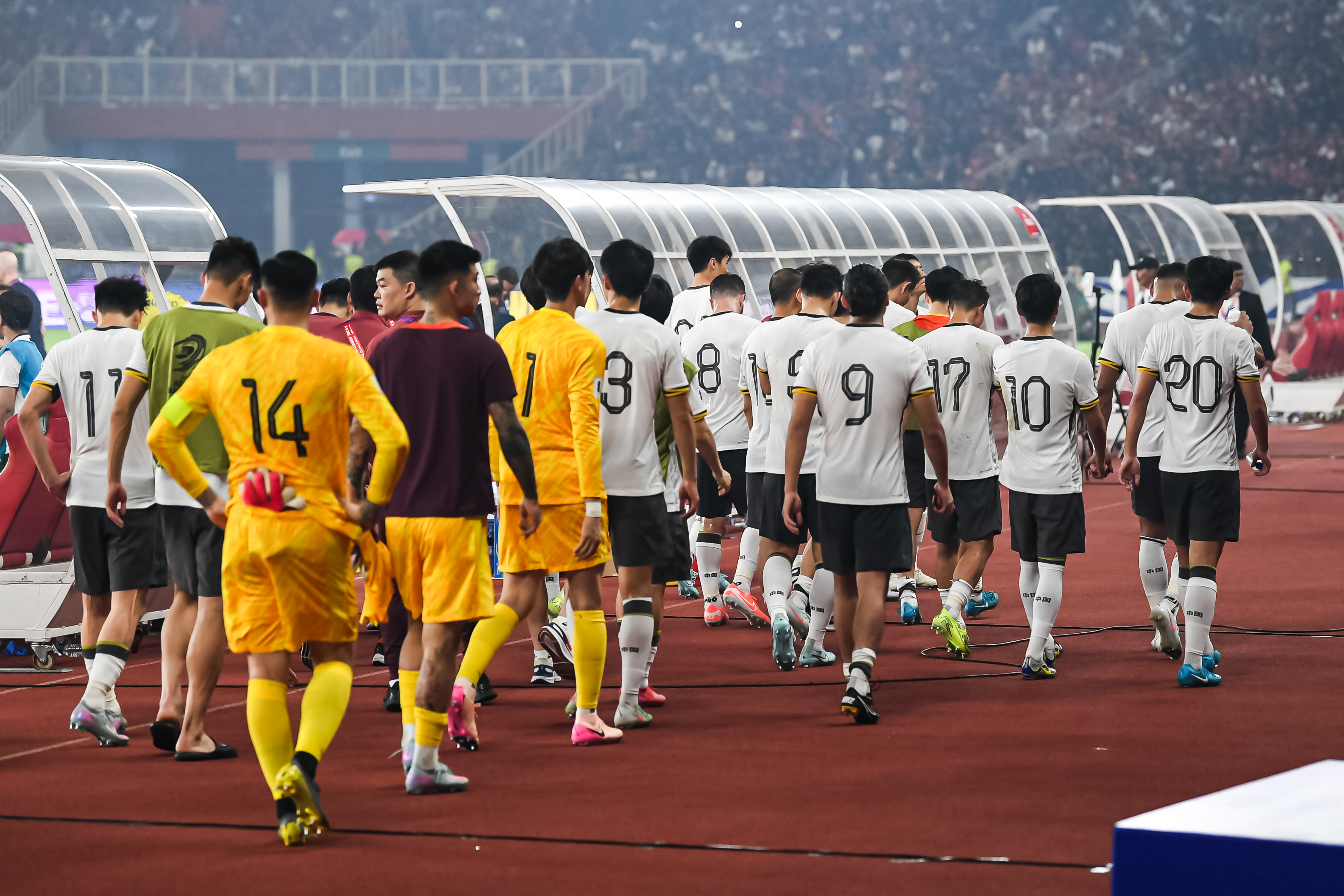 又一個(gè)四年！國足無緣2026世界杯，賽后眾國腳遺憾謝場