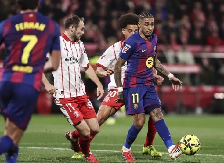 巴萨中柱失点+被绝杀！1比2遭赫罗纳逆转，皇马笑纳大礼登顶西甲