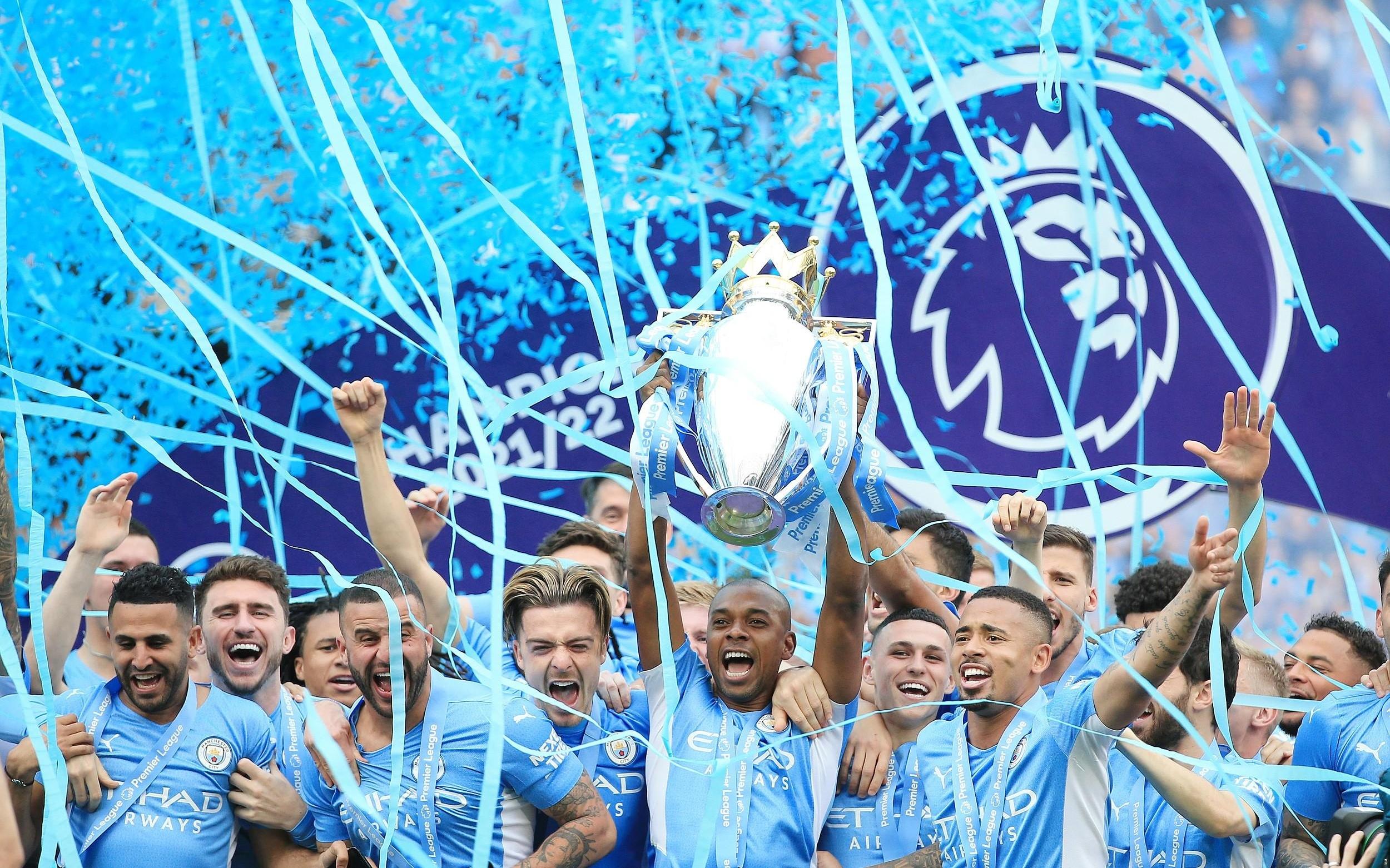 费鸟曼城生涯383场26球32助，共赢得英超等14座重要奖杯