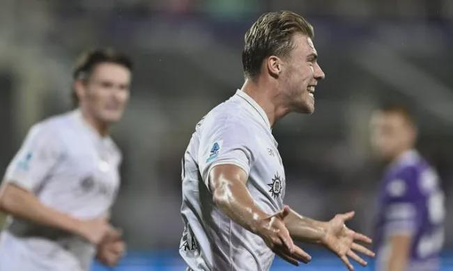 曼联旧将，“梅开二度”的霍伊伦，带队