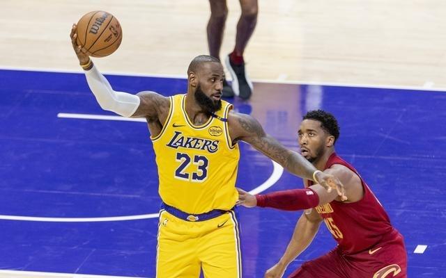 稳定输出！詹姆斯在三支球队达成百场得分30+历史首位