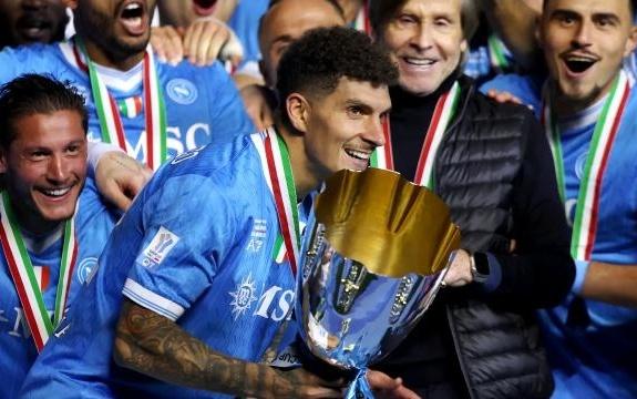 用冠军致敬迭戈时代，”超级“那不勒