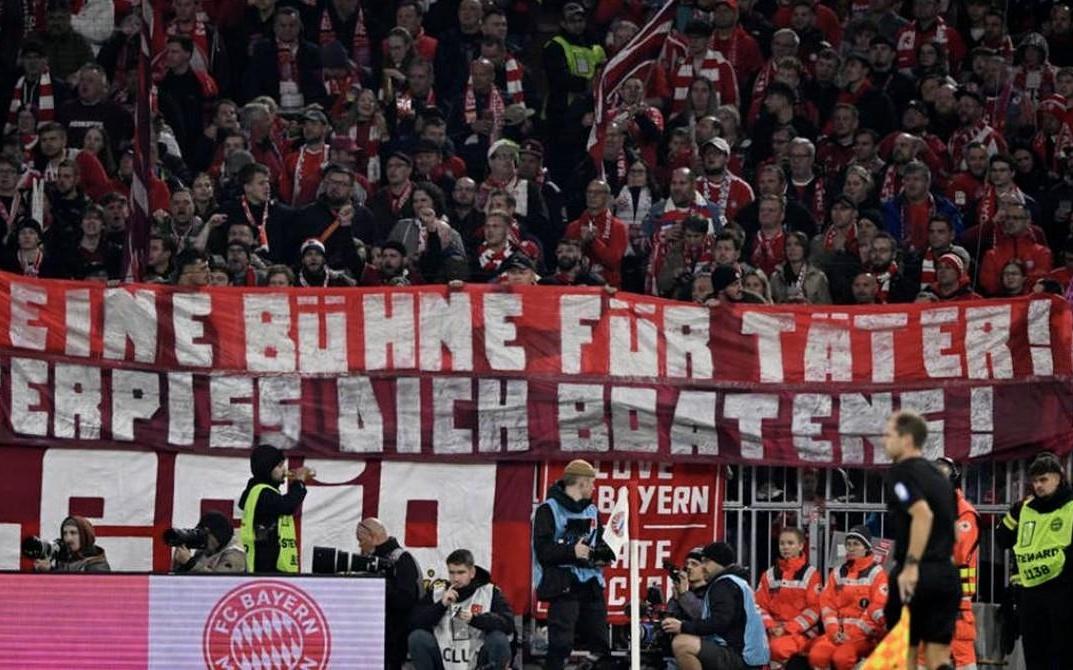 拜仁球迷拉横幅抗议博阿滕回来实习：我们俱乐部没人渣的位置