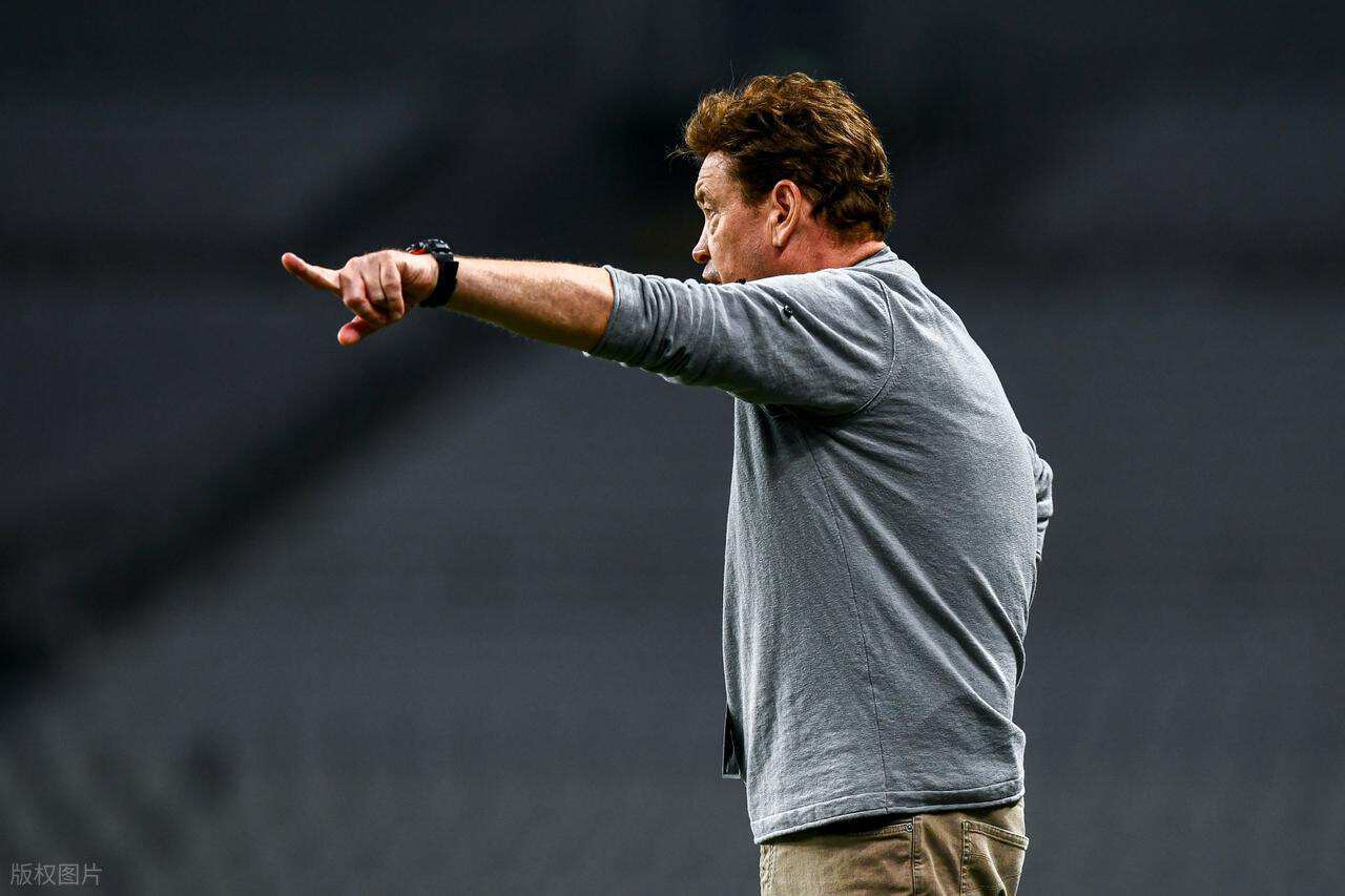 斯卢茨基能否留在申花未来俱乐部争冠将影响他的命运，值得期待