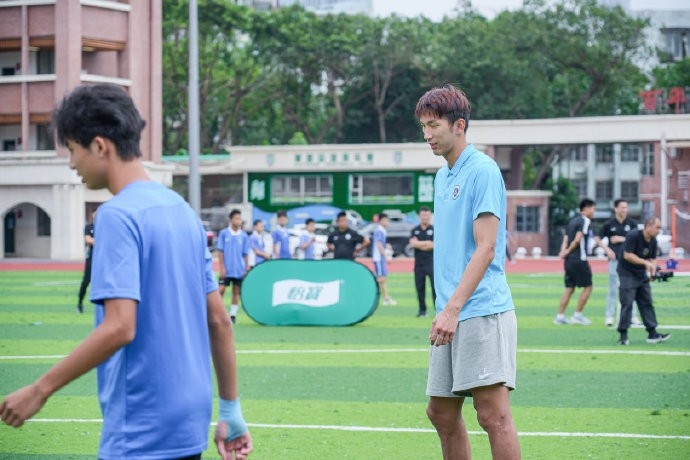 走進(jìn)翠園楊一鳴、季家葆寄語深圳足球少年