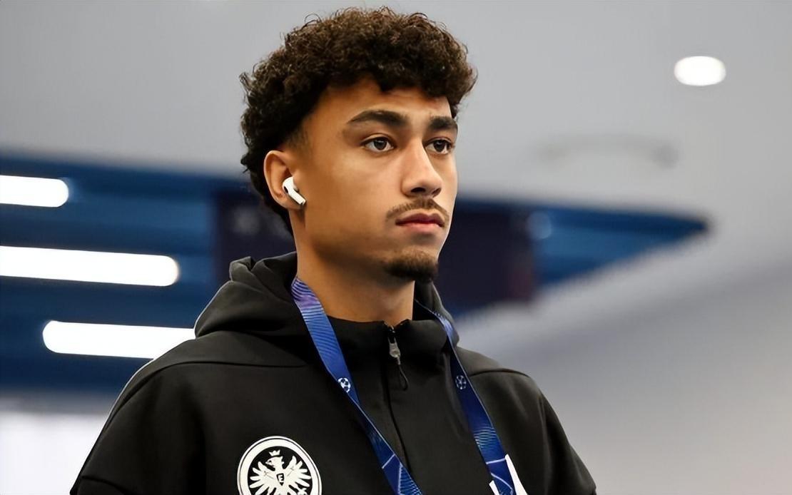 4球10助攻！22岁后防天才横空出世解