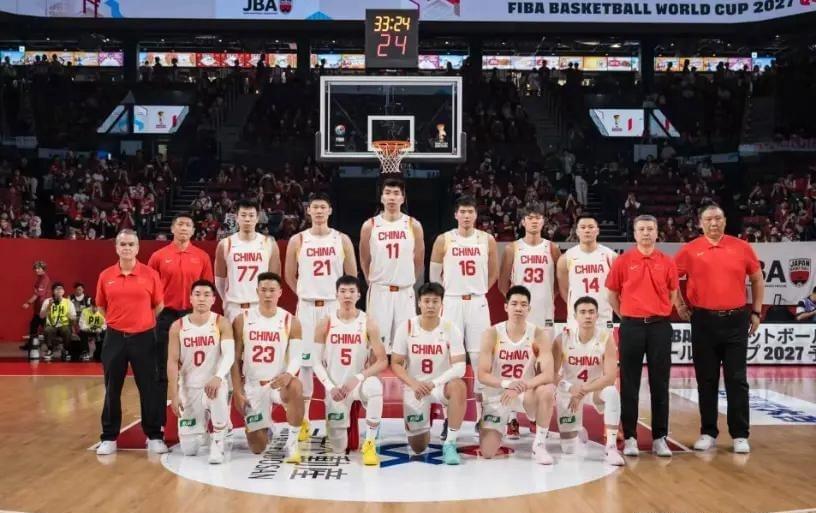 日本队心态崩了，中国男篮晋级形势大反转，冲击四连胜碾压小日子