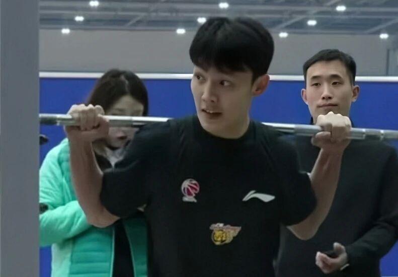 广东男篮体测！徐杰负重深蹲25个，崔永