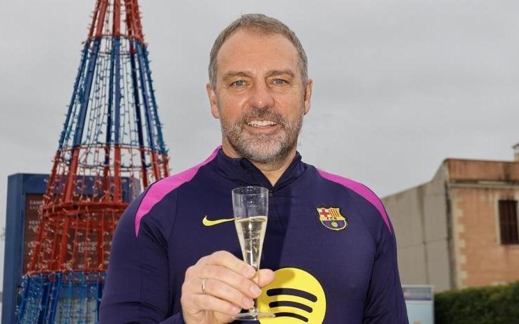 世体调查弗里克满意度：9成巴萨会员认可他，平均打分达8.76