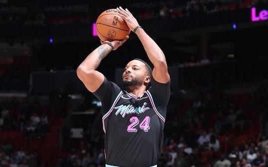 鲍威尔25+6波齐姆斯基20+8热火主场