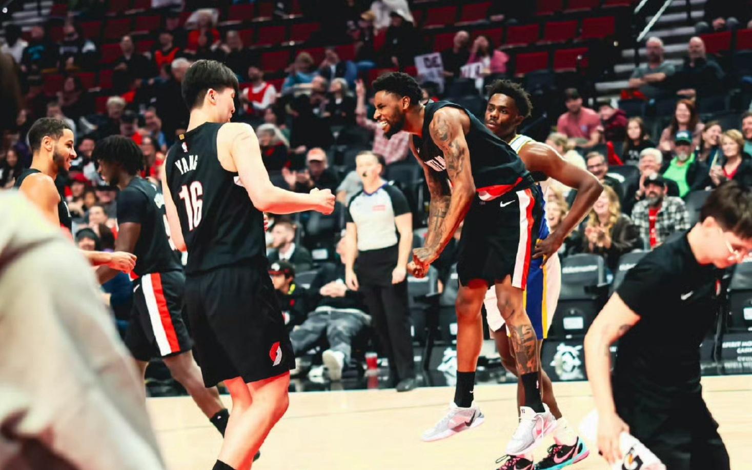 复出首战就暴扣！杨瀚森高效拿下5分，开拓者大胜步行者