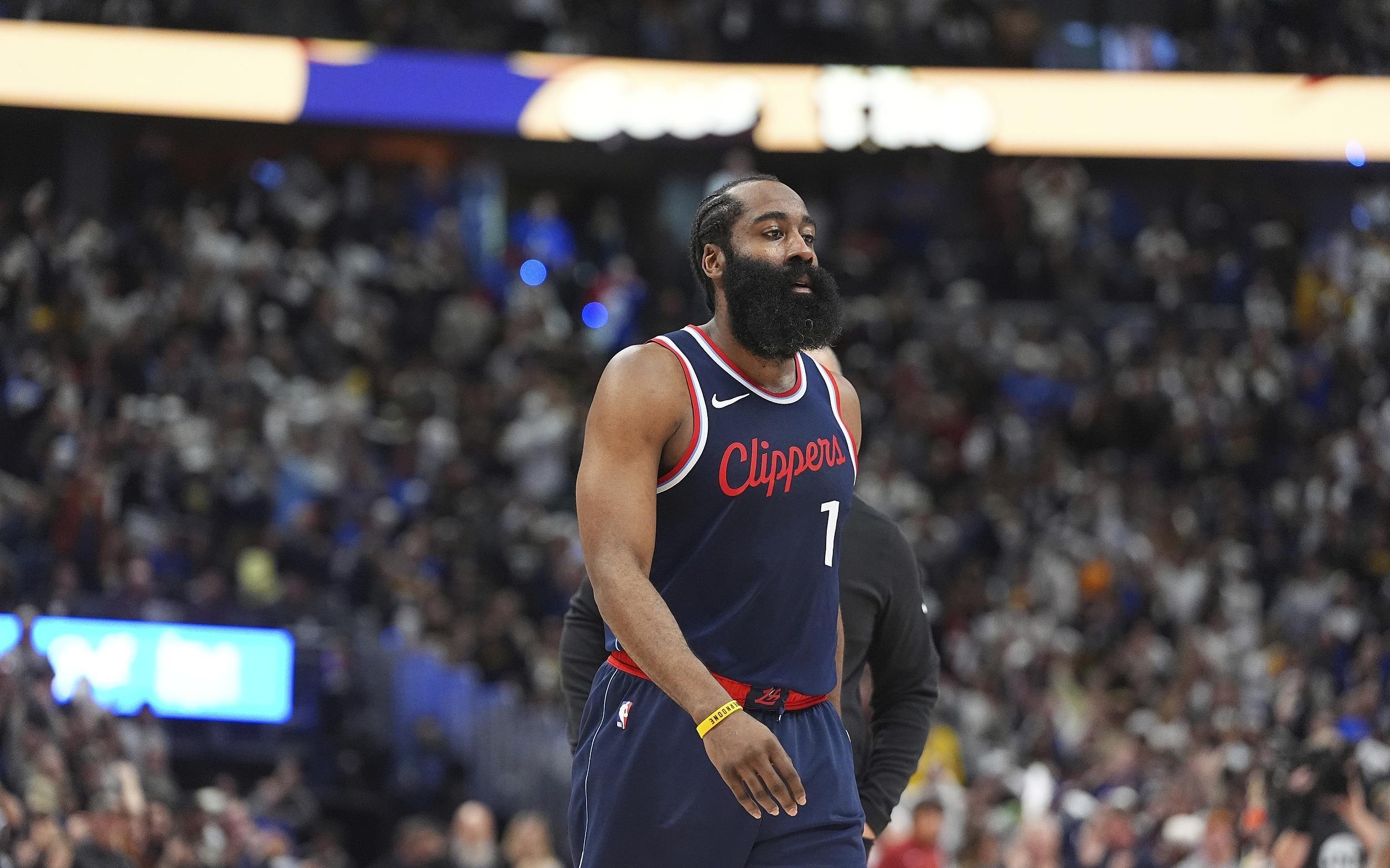 哈登全场比赛15中6得到20分4篮板,仅有1次助攻