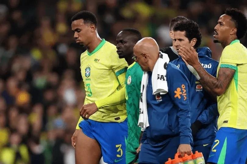 不妙！枪手铁卫国家队友谊赛受伤离场