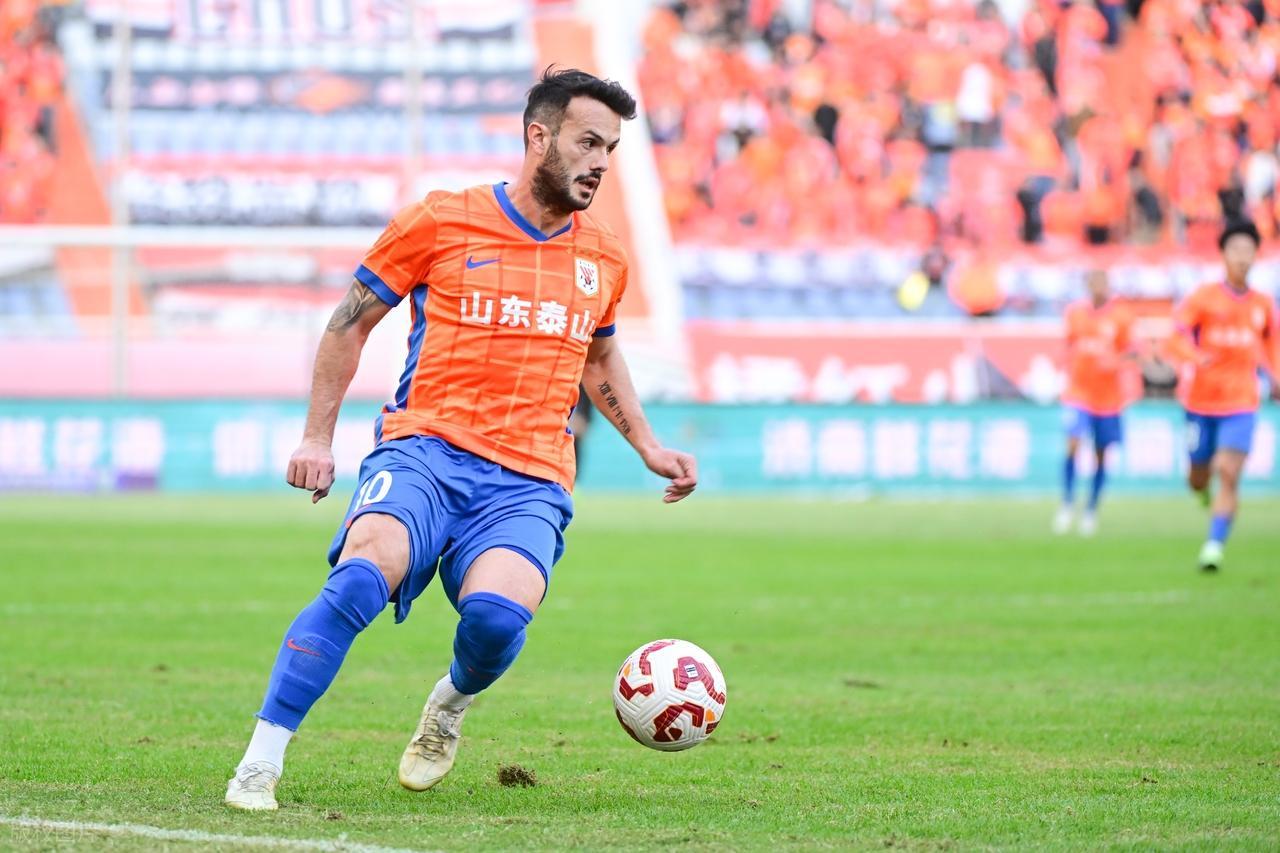 山东泰山2比1胜天津，孙启航中超首秀，瓦科丢点球，多打一人丢球