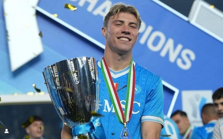 嘲讽曼联霍伊伦社媒晒夺冠照：多么伟