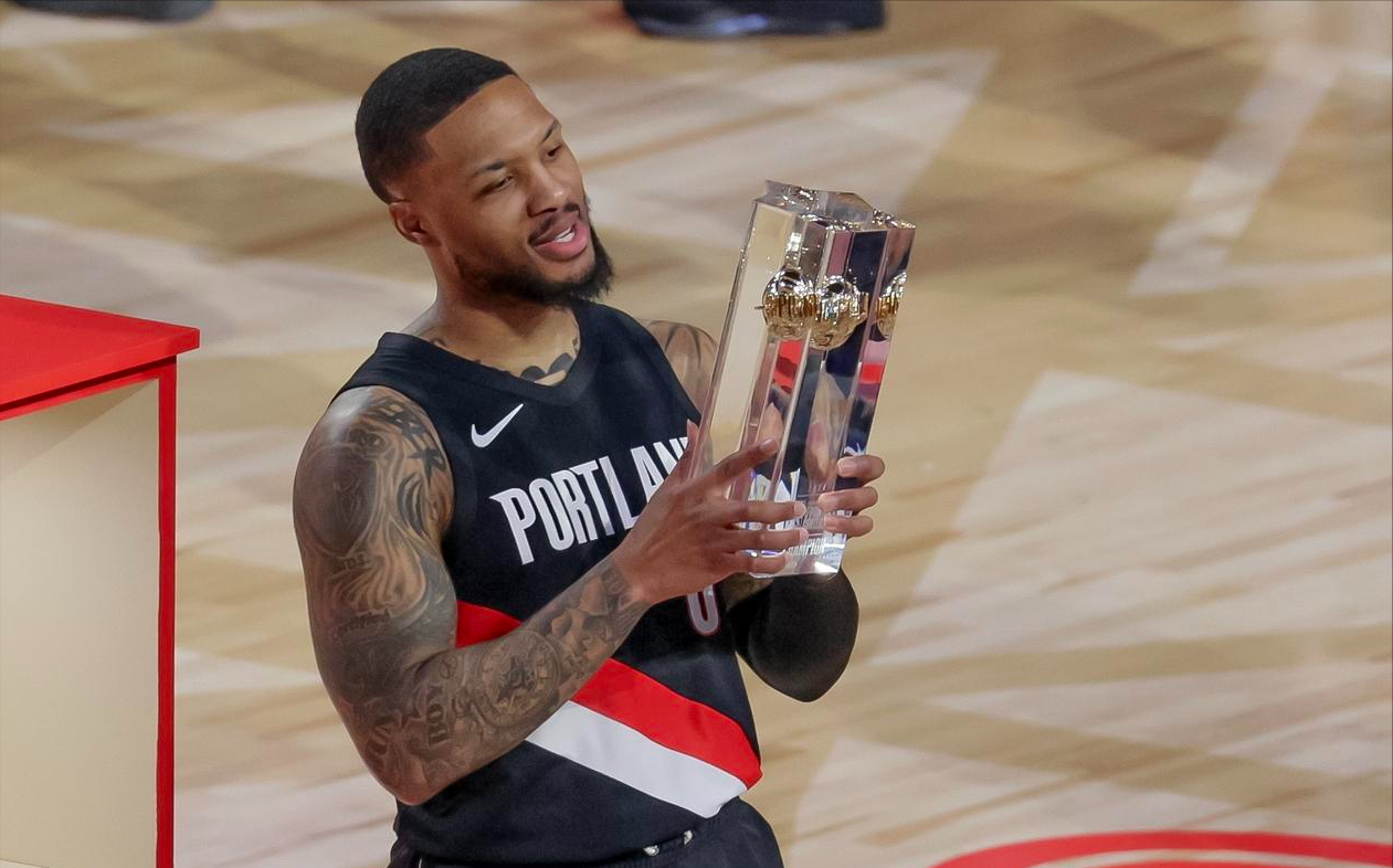 大伤未复出却夺魁，利指导4年3冠比肩大鸟，招牌戴表+经典凡尔赛