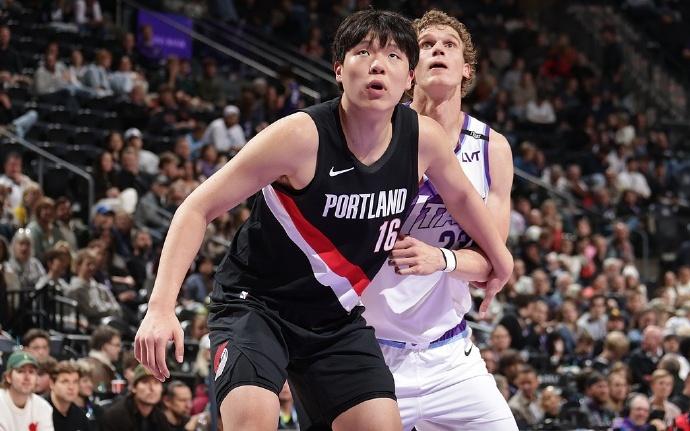 杨瀚森今日首秀，NBA第8位中国球员！出场从播音到字幕都是中文