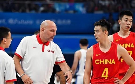 历史罕见一幕！中国男篮vs韩国12人高