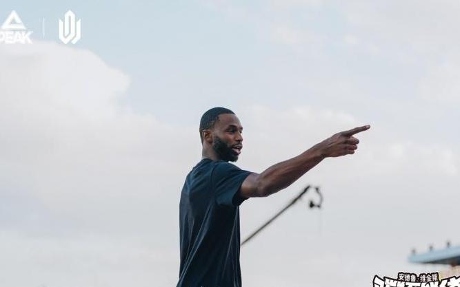 结束中国之行NBA球星维金斯告别乌鲁木齐