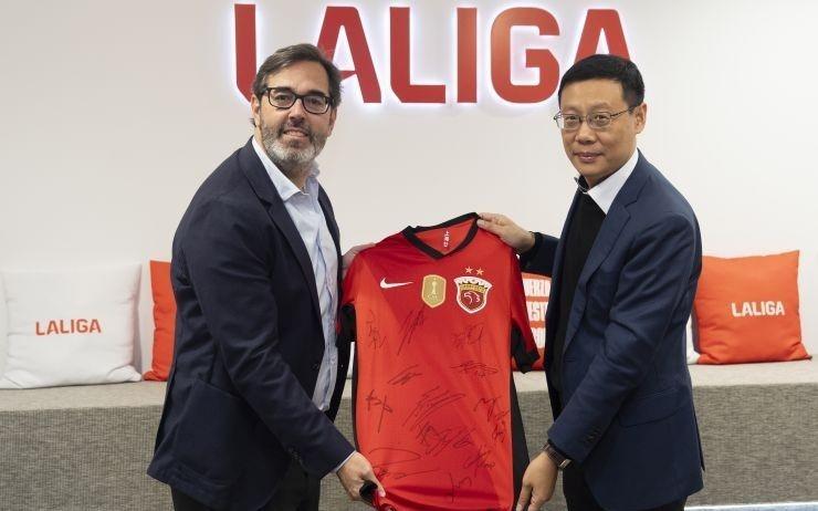 上海海港代表团到访西甲联盟总部，共