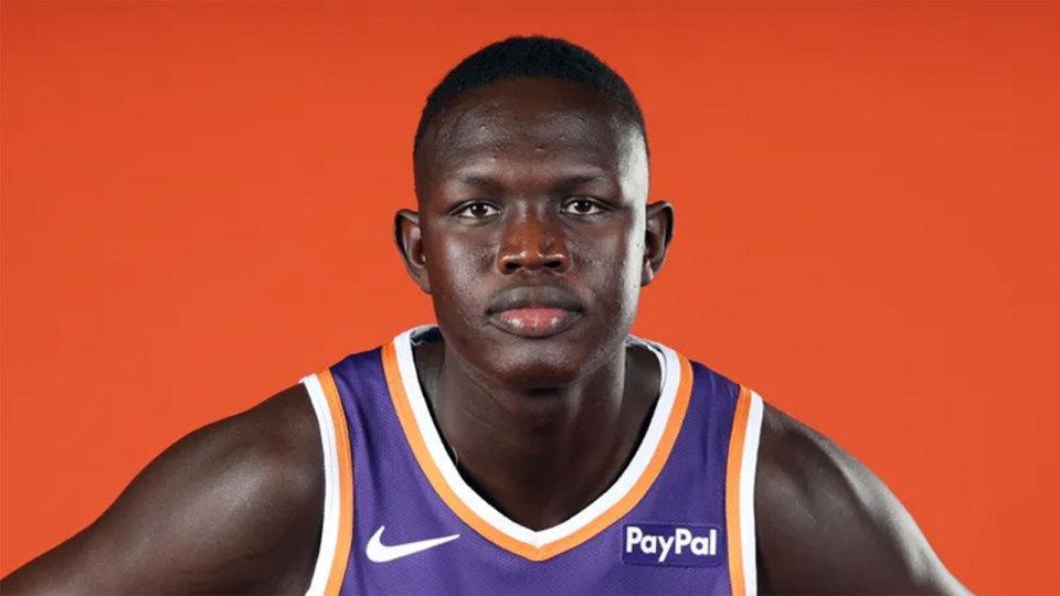 杨瀚森破敌阵出任首发，同届马鲁阿奇