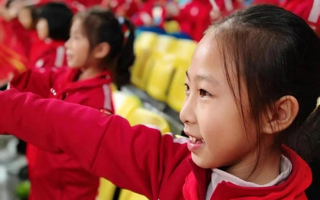 红领巾逐梦绿茵场内江市少先队员见