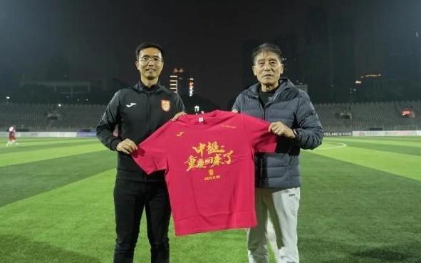 表达崇高敬意，重庆铜梁龙向李章洙赠送冲超纪念球衣