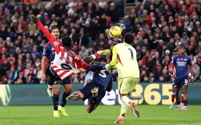 希曼：最后拉亚的出击方式有问题，他应该将球击出而不是去抱